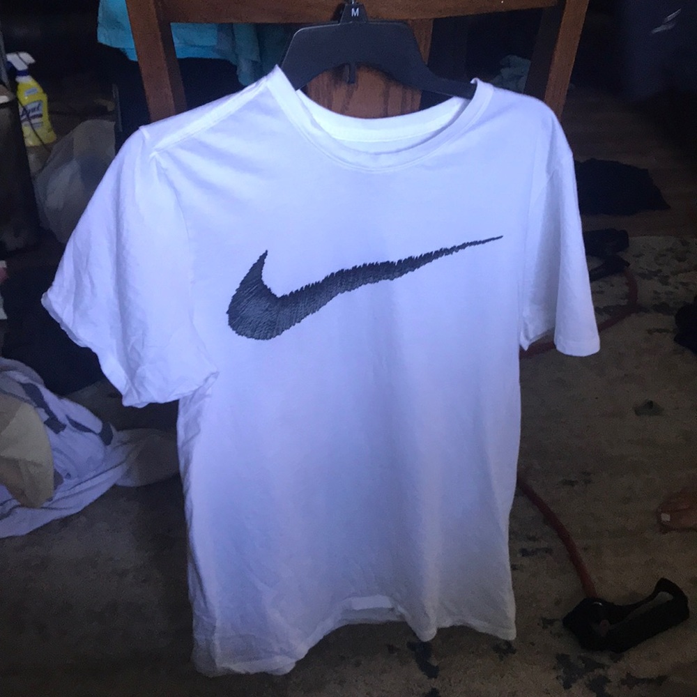 Nike shirt size medium